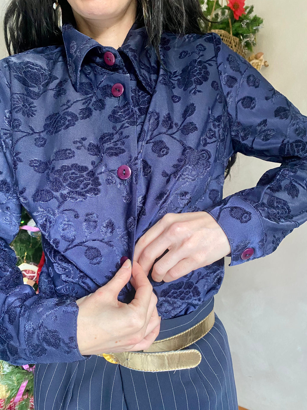 Camicia blu con rose in velluto e collo wing