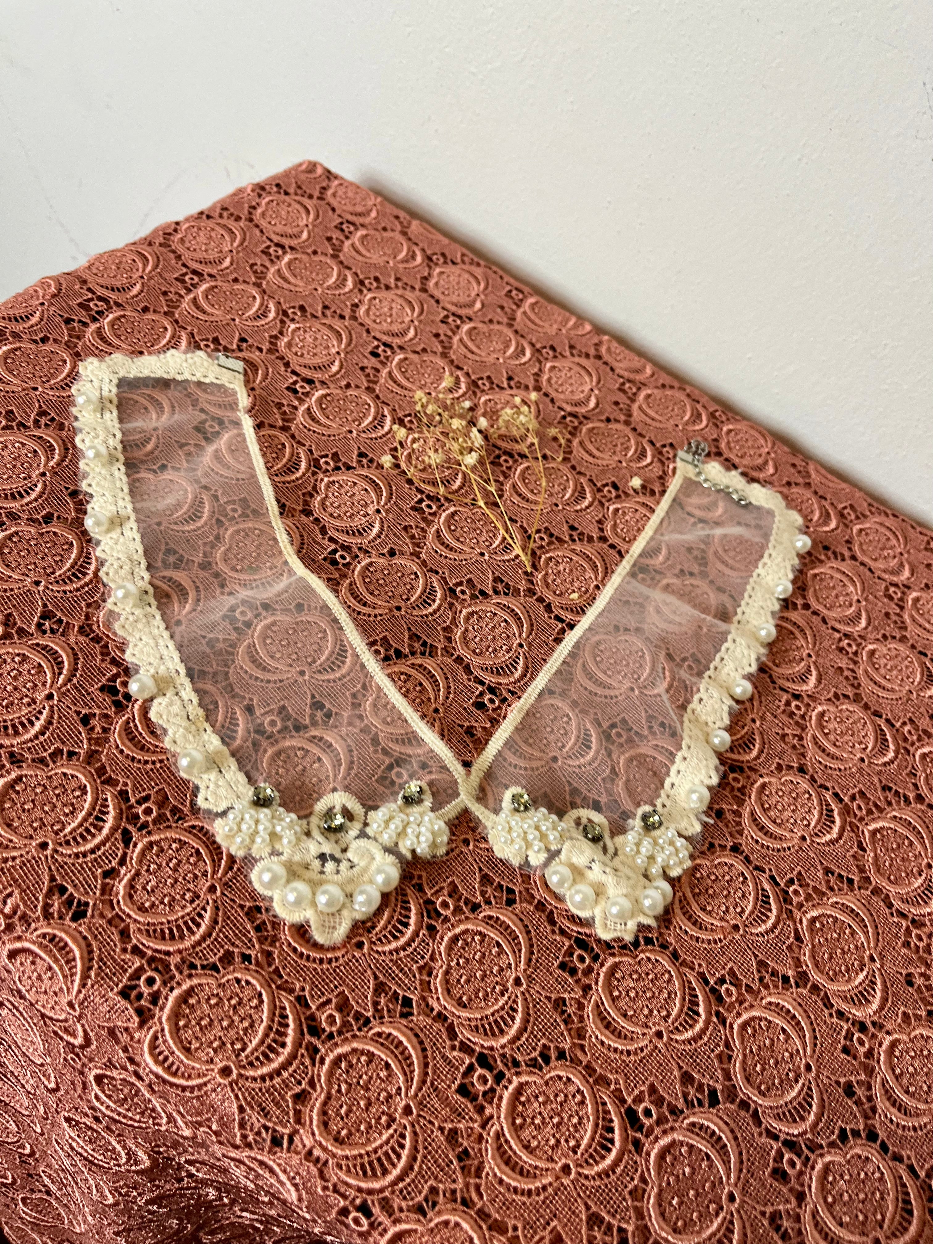 Colletto Wing in organza, perline e pizzo Macramè