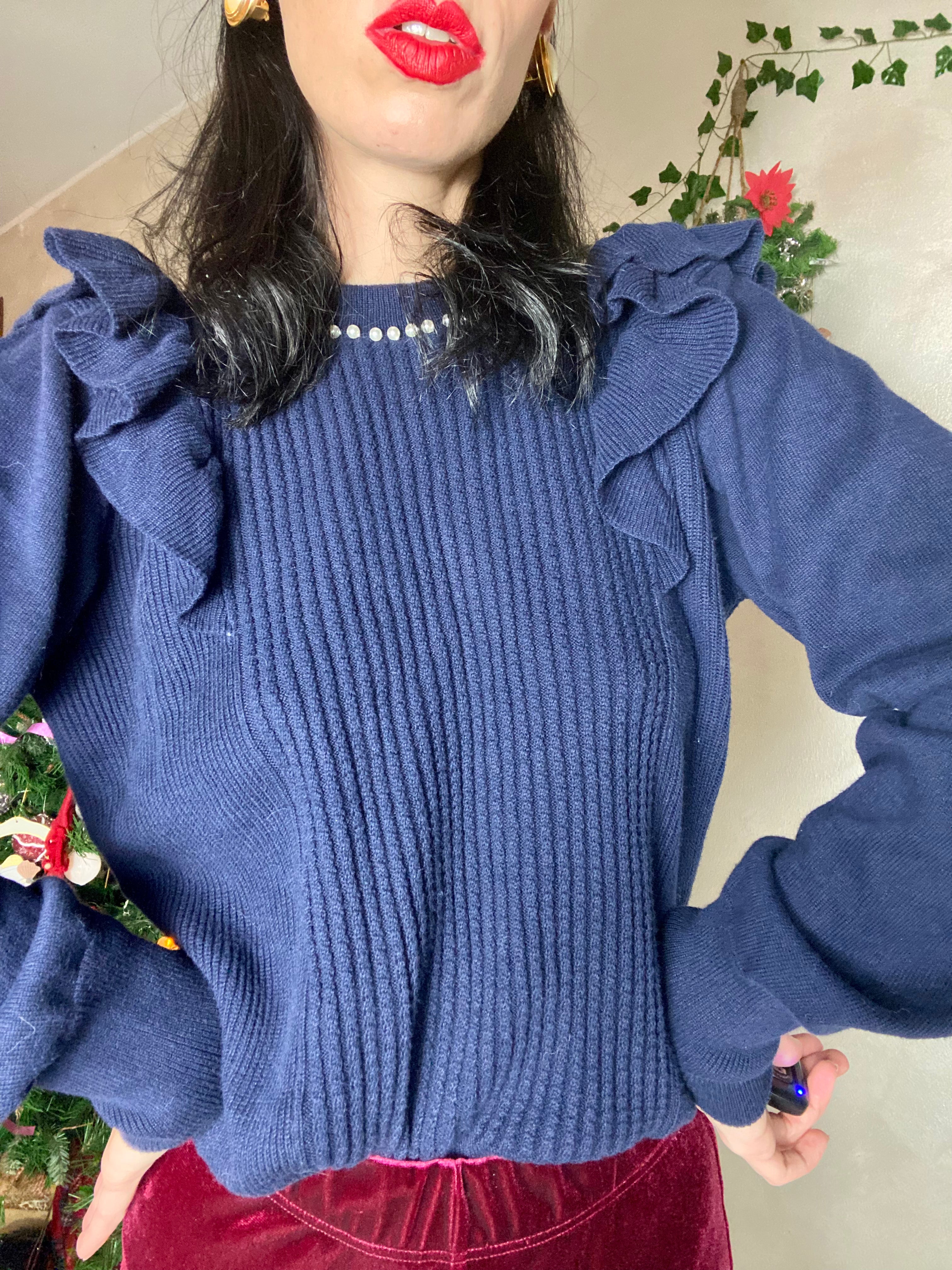 Maglione blu con ruches e collo di perle