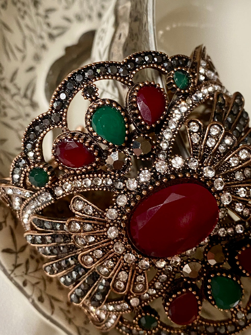 Bracciale rigido etnico con pietre e strass