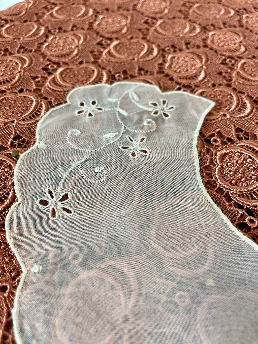Colletto Puritan in organza con ricami