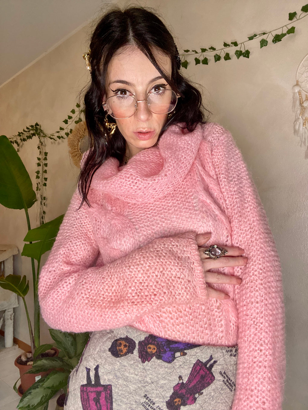 Maglione rosa a uncinetto a collo alto
