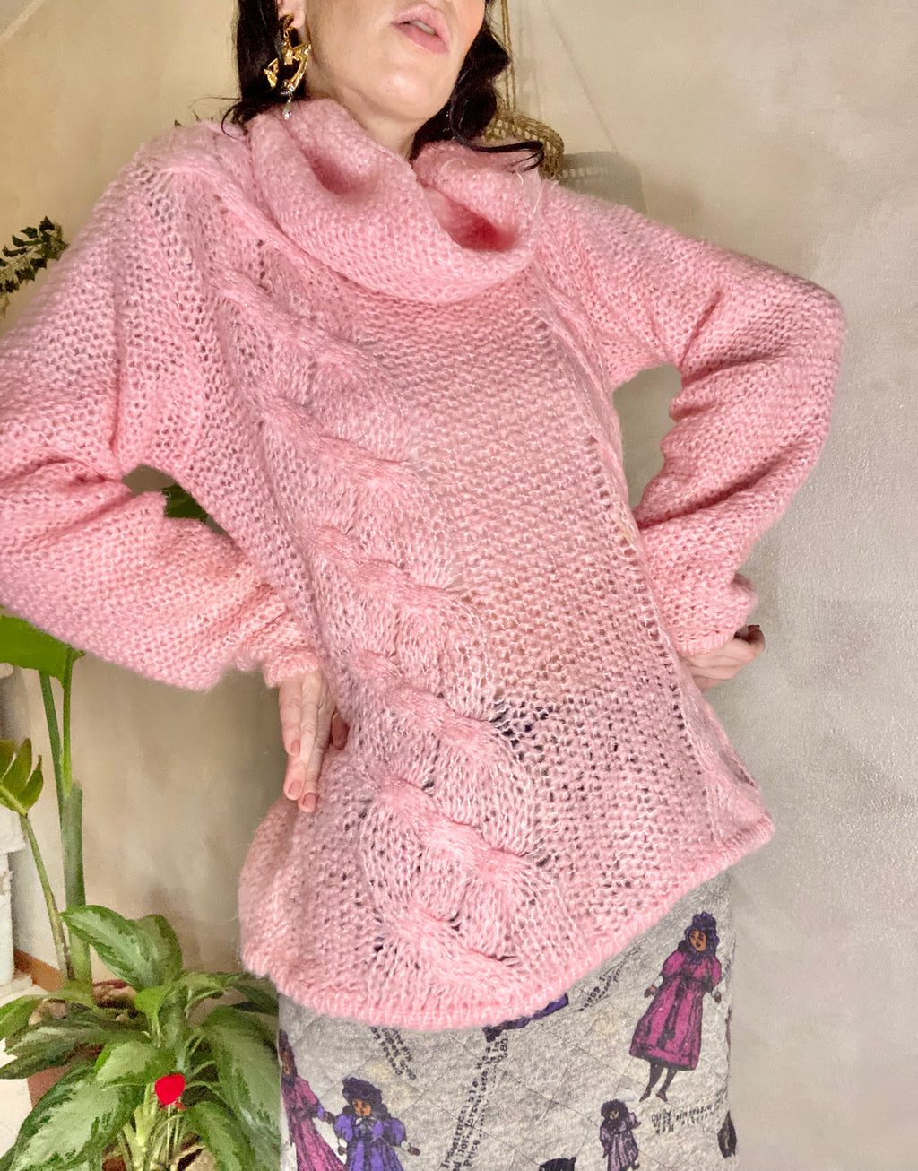Maglione rosa a uncinetto a collo alto