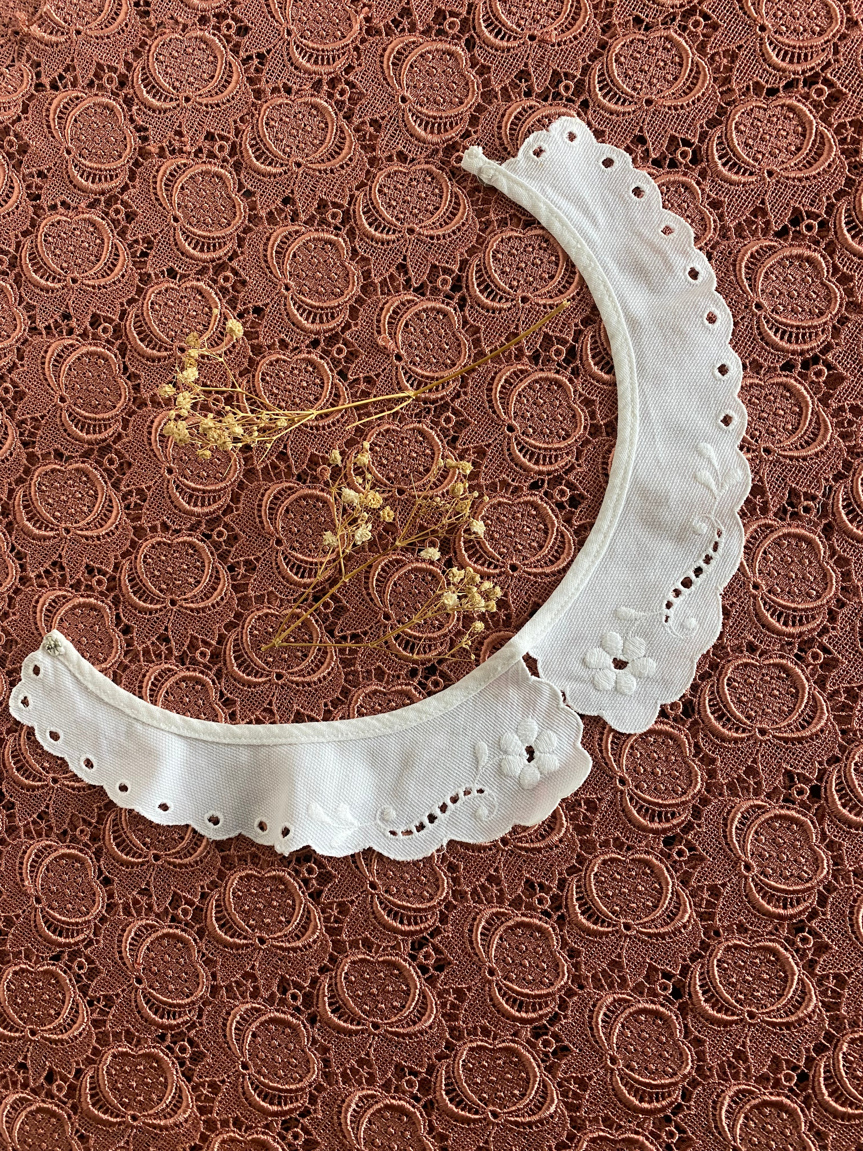 Colletto modello Puritan in cotone ricamato