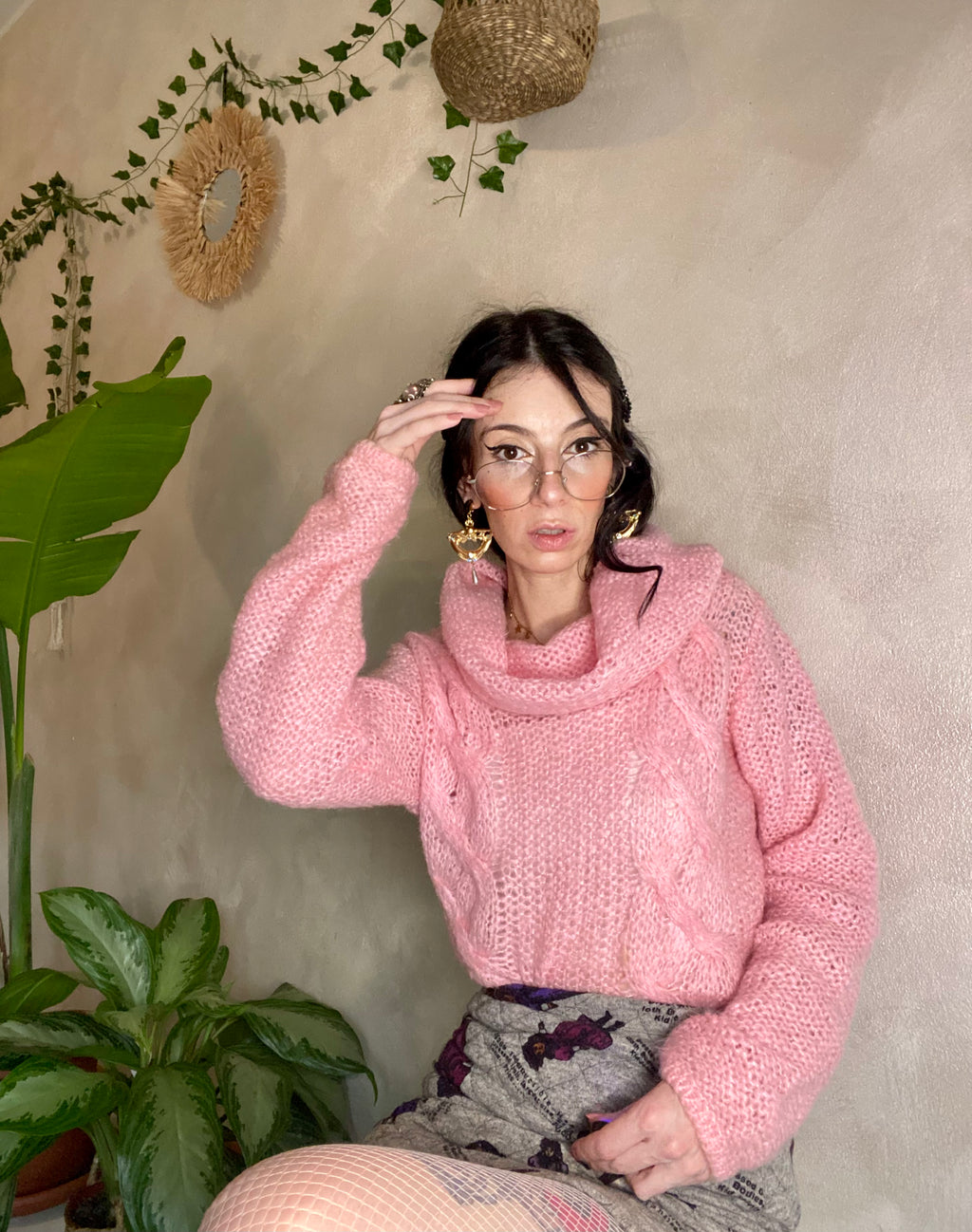 Maglione rosa a uncinetto a collo alto