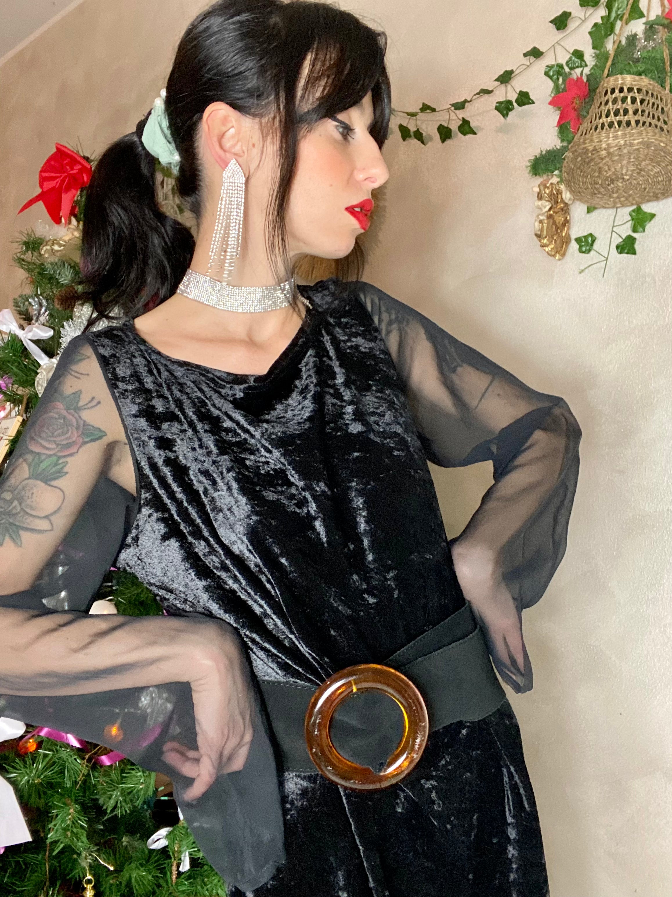 Tubino in velluto con maniche in velo