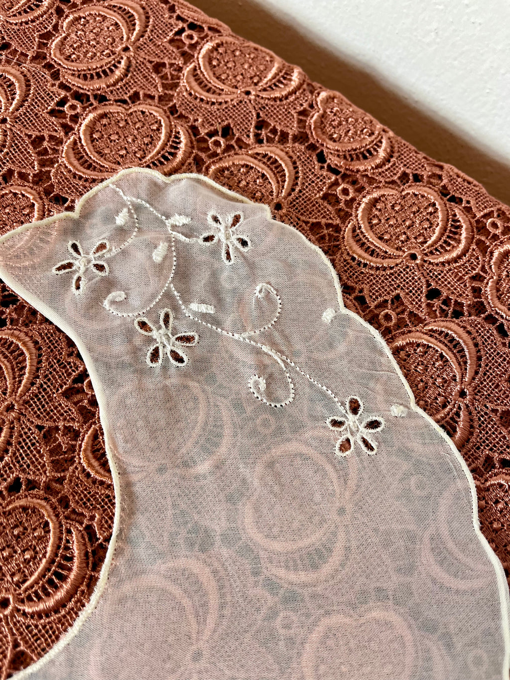 Colletto Puritan in organza con ricami