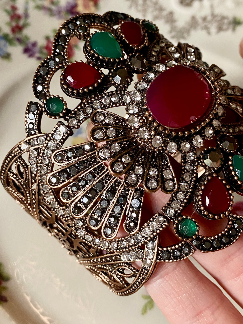 Bracciale rigido etnico con pietre e strass