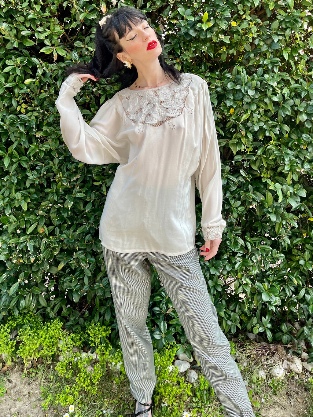 Blusa grigio perla con dettagli ricamati