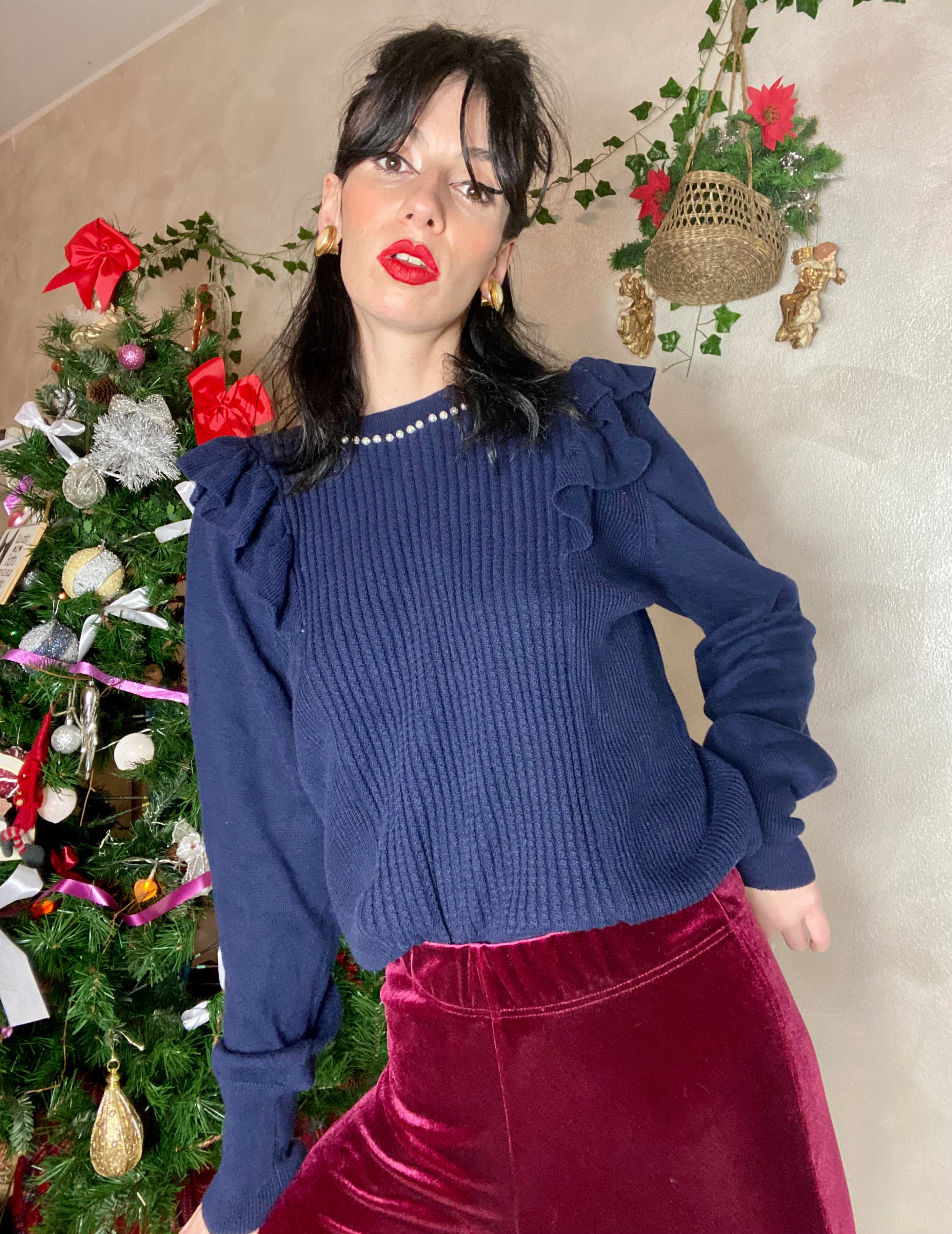 Maglione blu con ruches e collo di perle