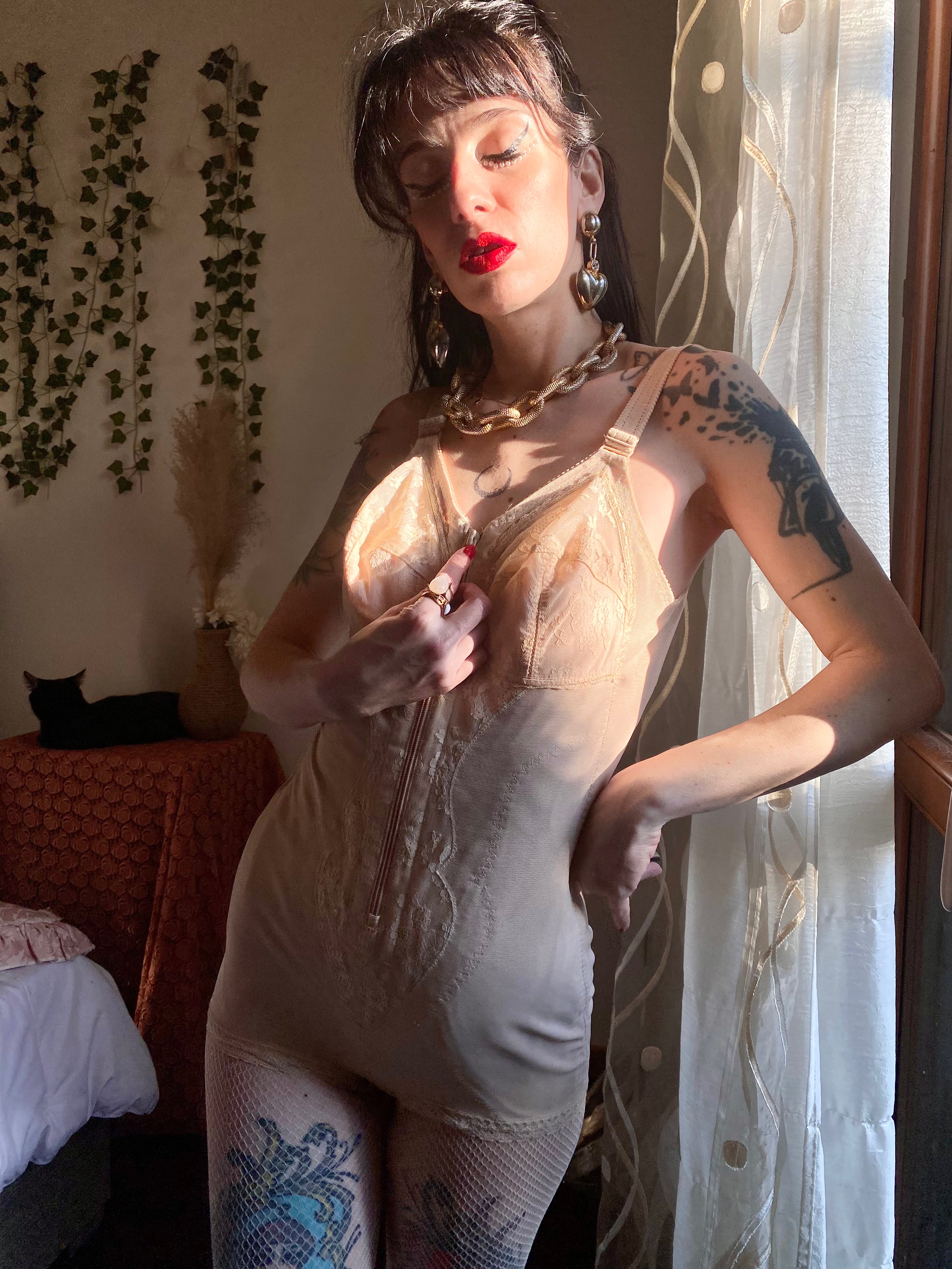 Guaina modellante a proiettile con dettagli in pizzo