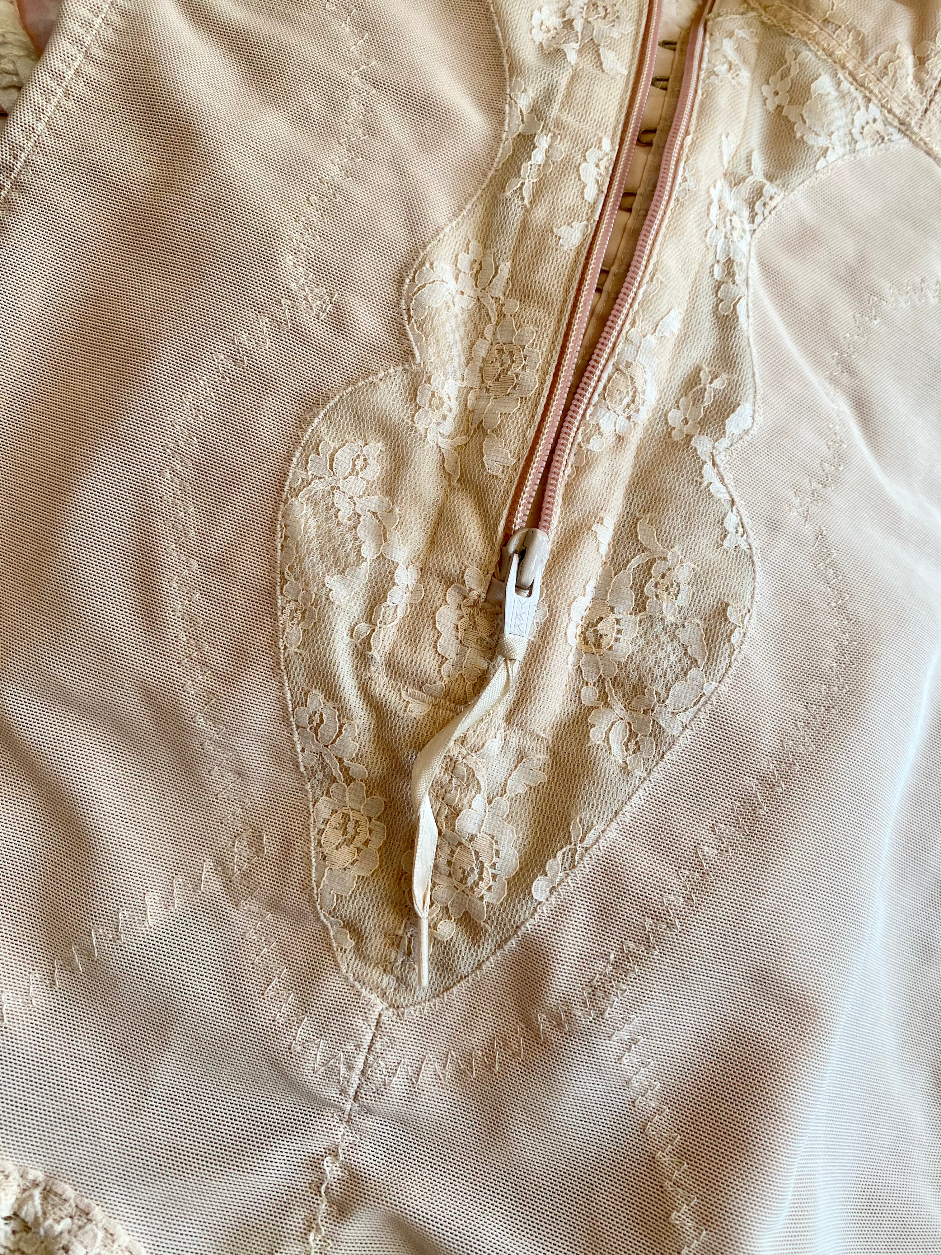 Guaina modellante a proiettile con dettagli in pizzo