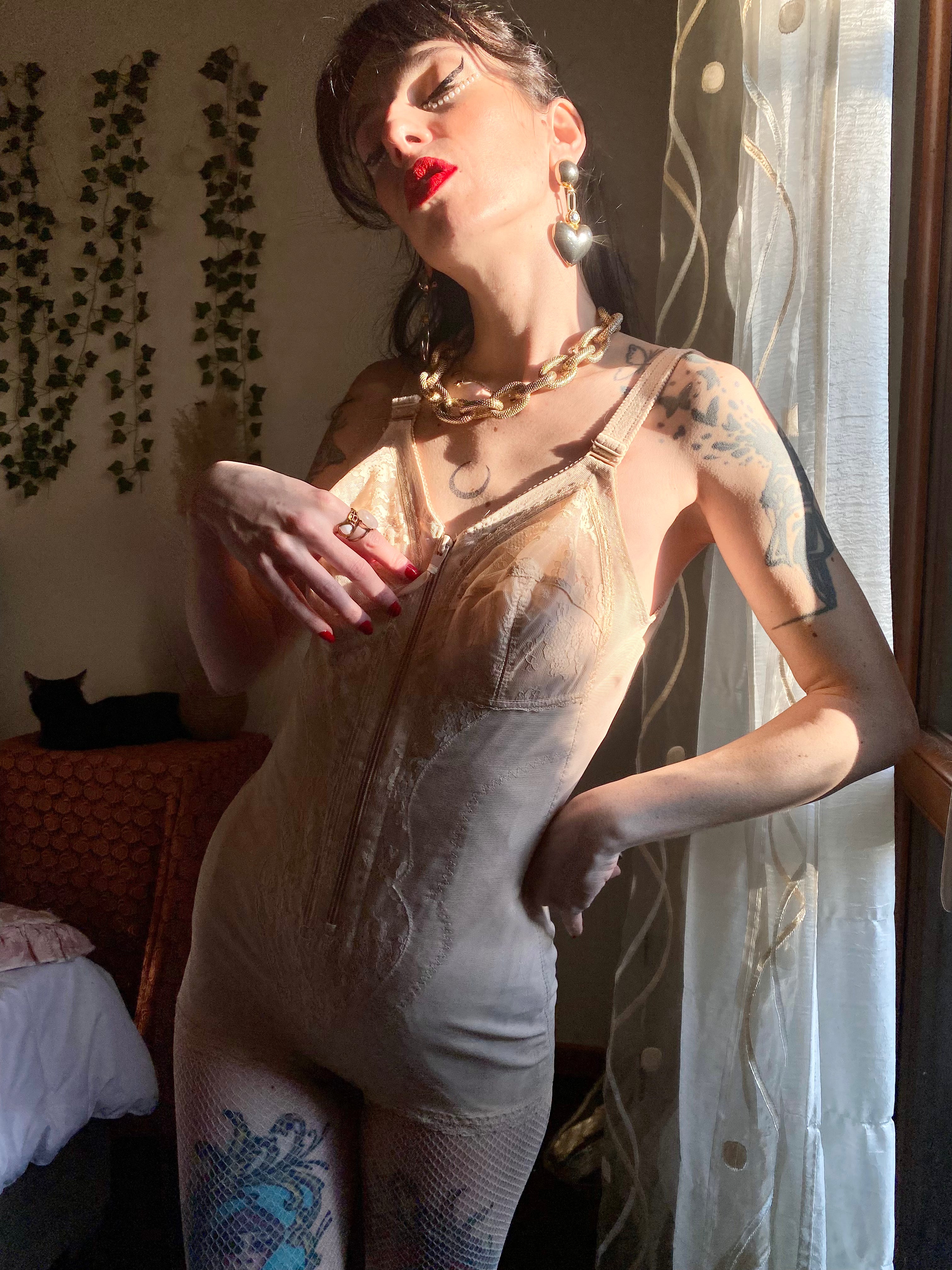 Guaina modellante a proiettile con dettagli in pizzo