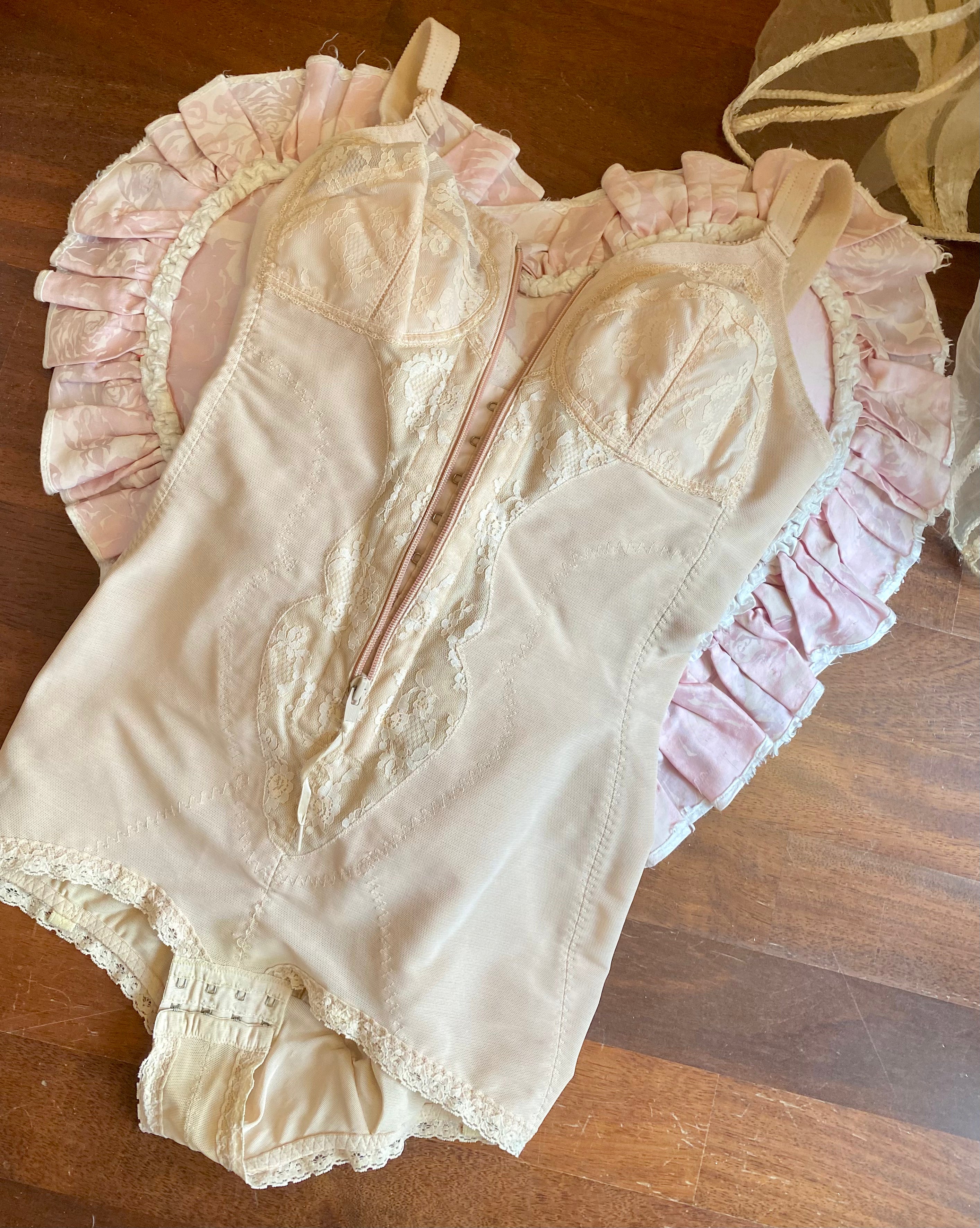 Guaina modellante a proiettile con dettagli in pizzo