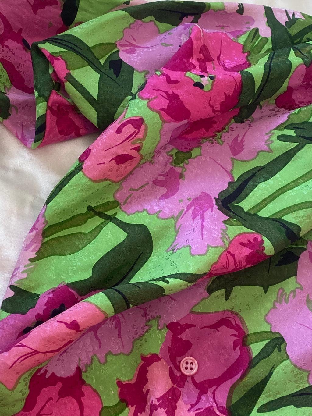 Blusa floreale in seta con colletto a punta di lancia