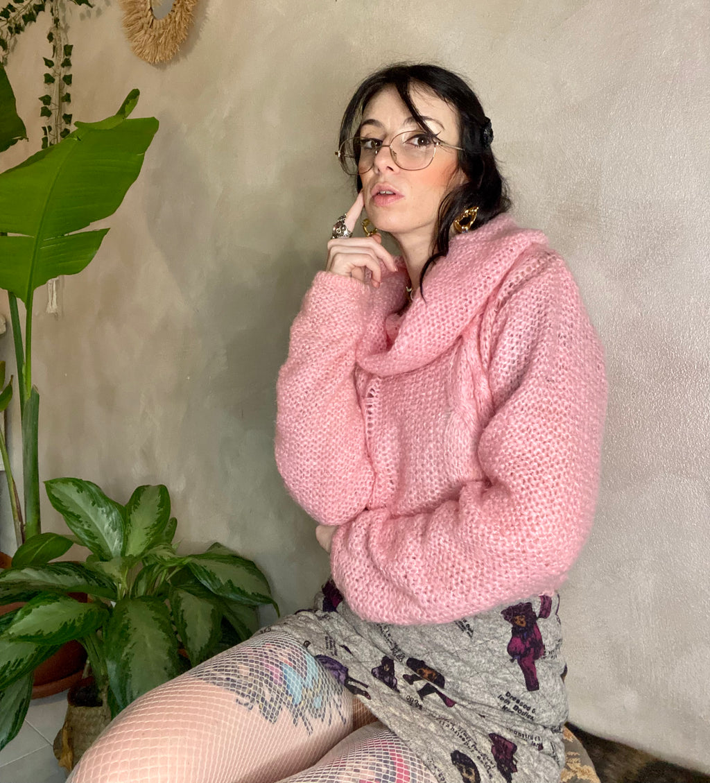 Maglione rosa a uncinetto a collo alto