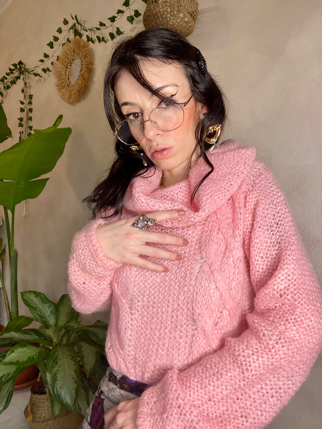 Maglione rosa a uncinetto a collo alto