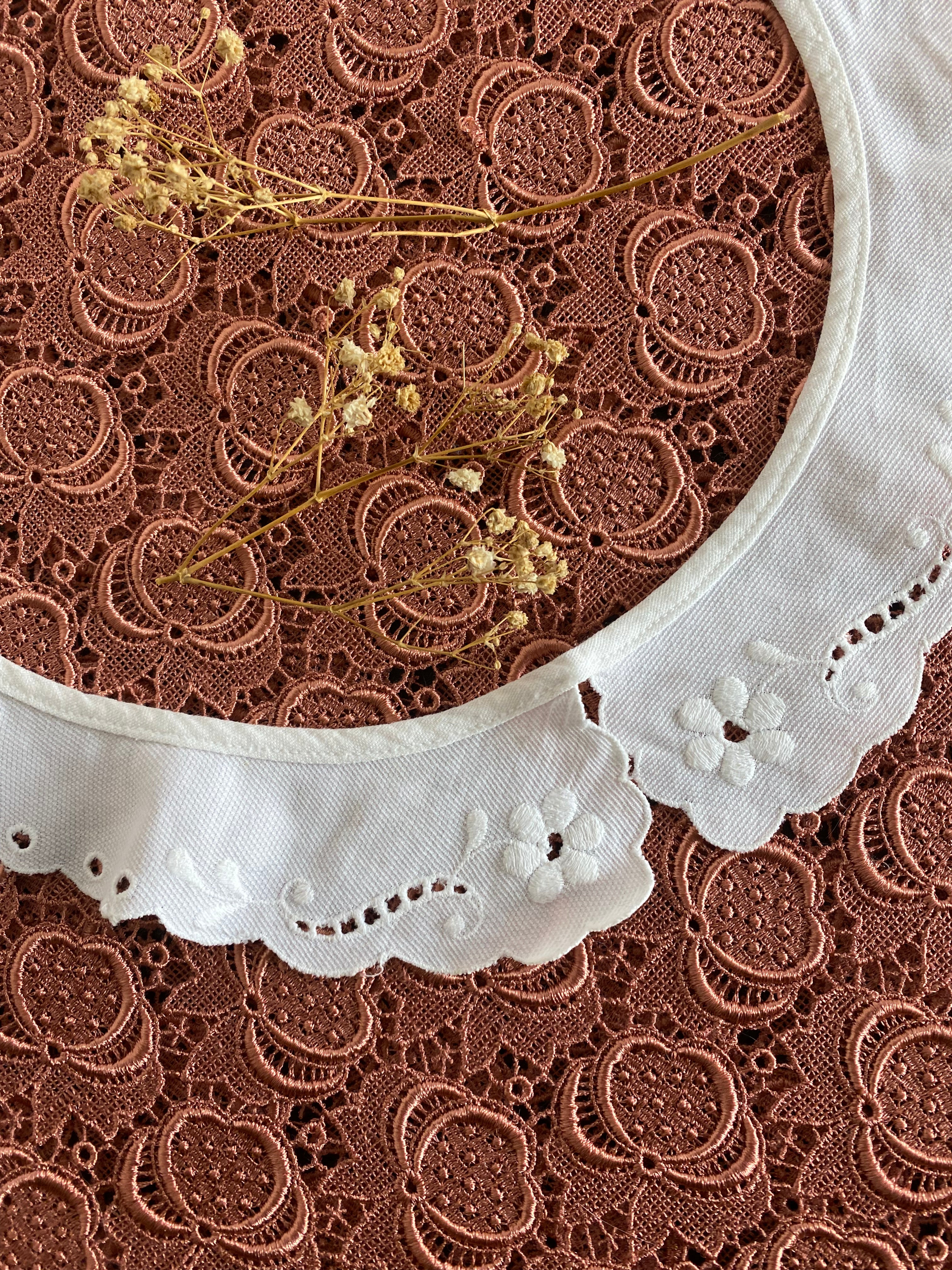 Colletto modello Puritan in cotone ricamato