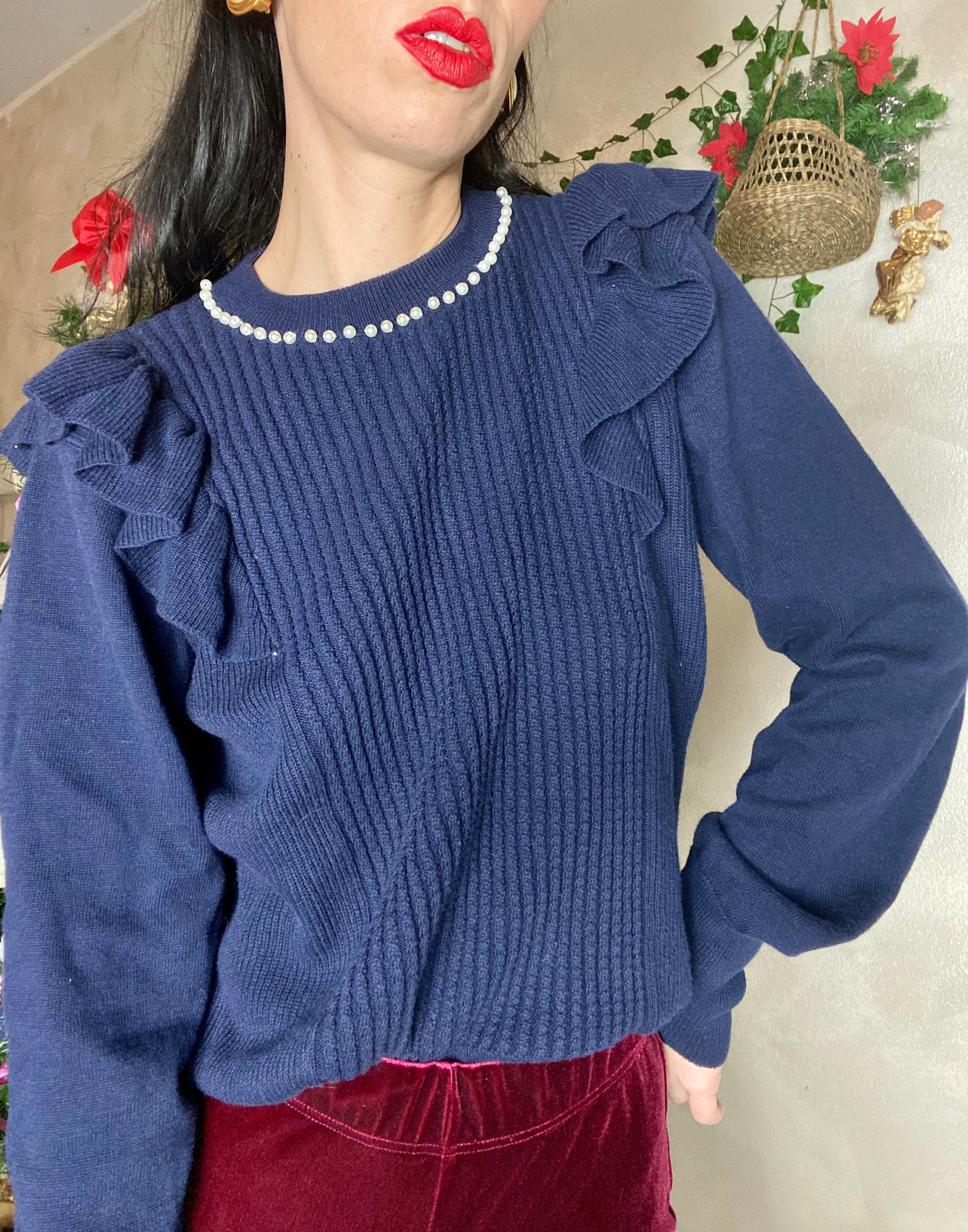 Maglione blu con ruches e collo di perle