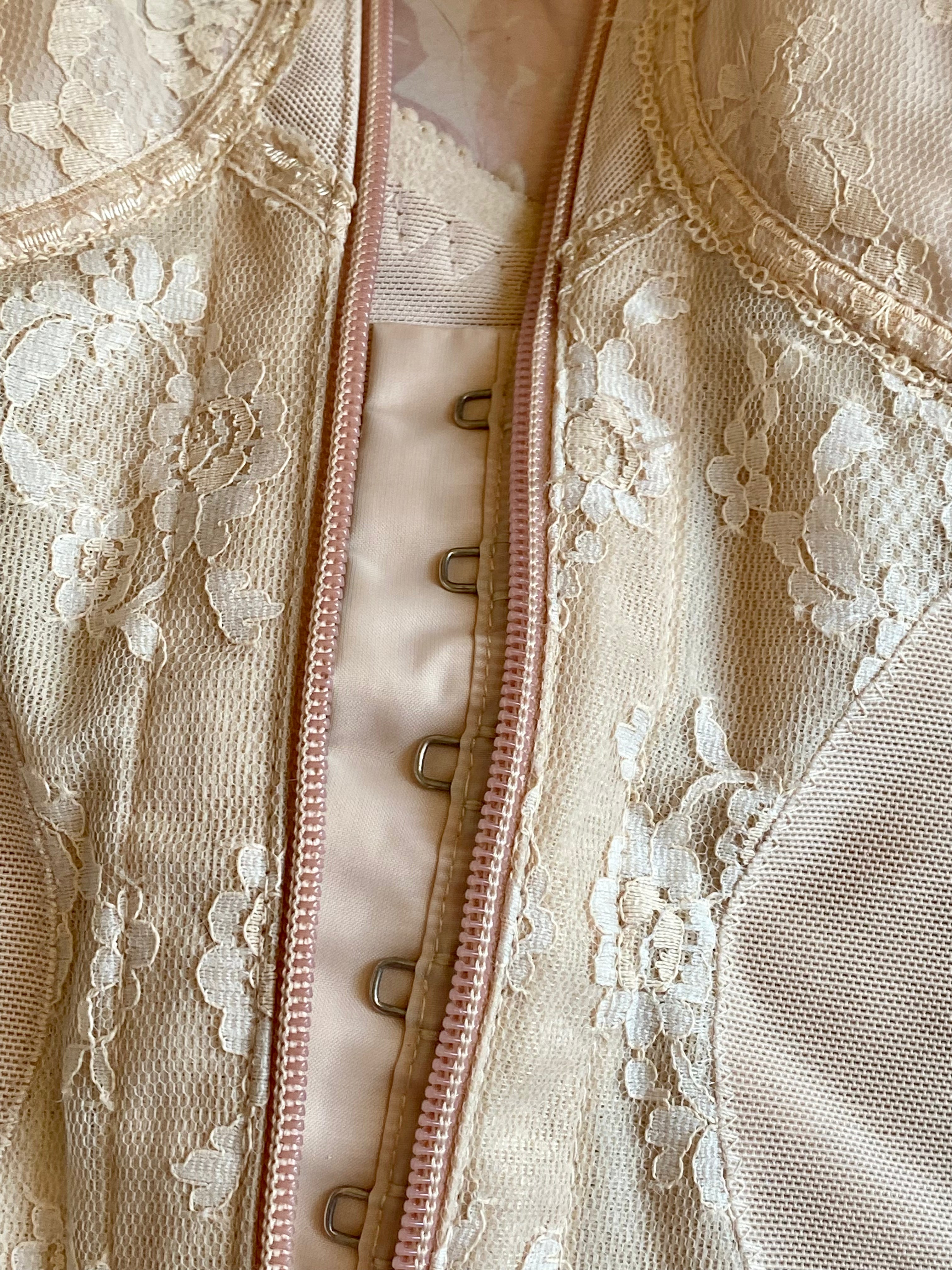 Guaina modellante a proiettile con dettagli in pizzo