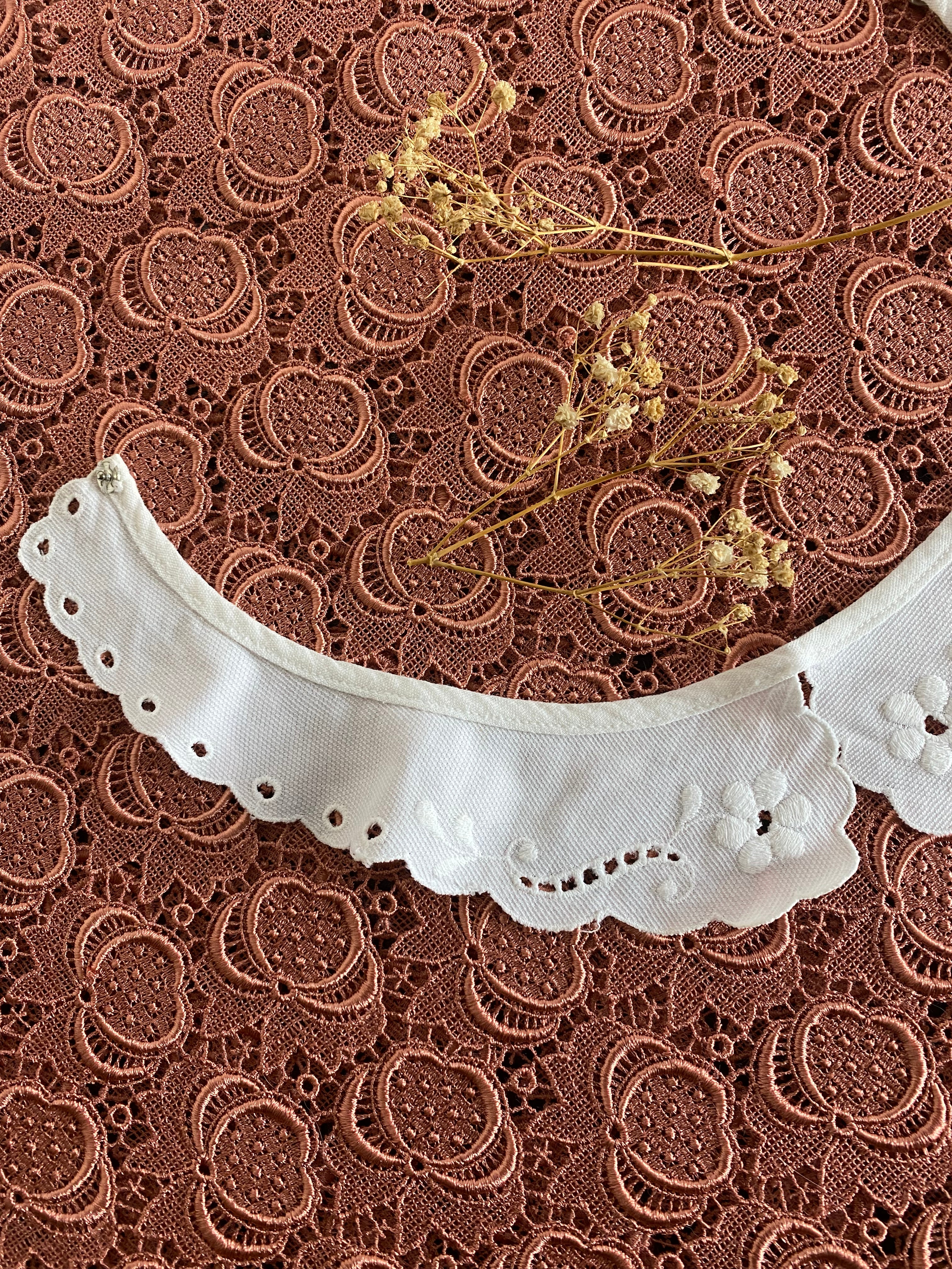 Colletto modello Puritan in cotone ricamato