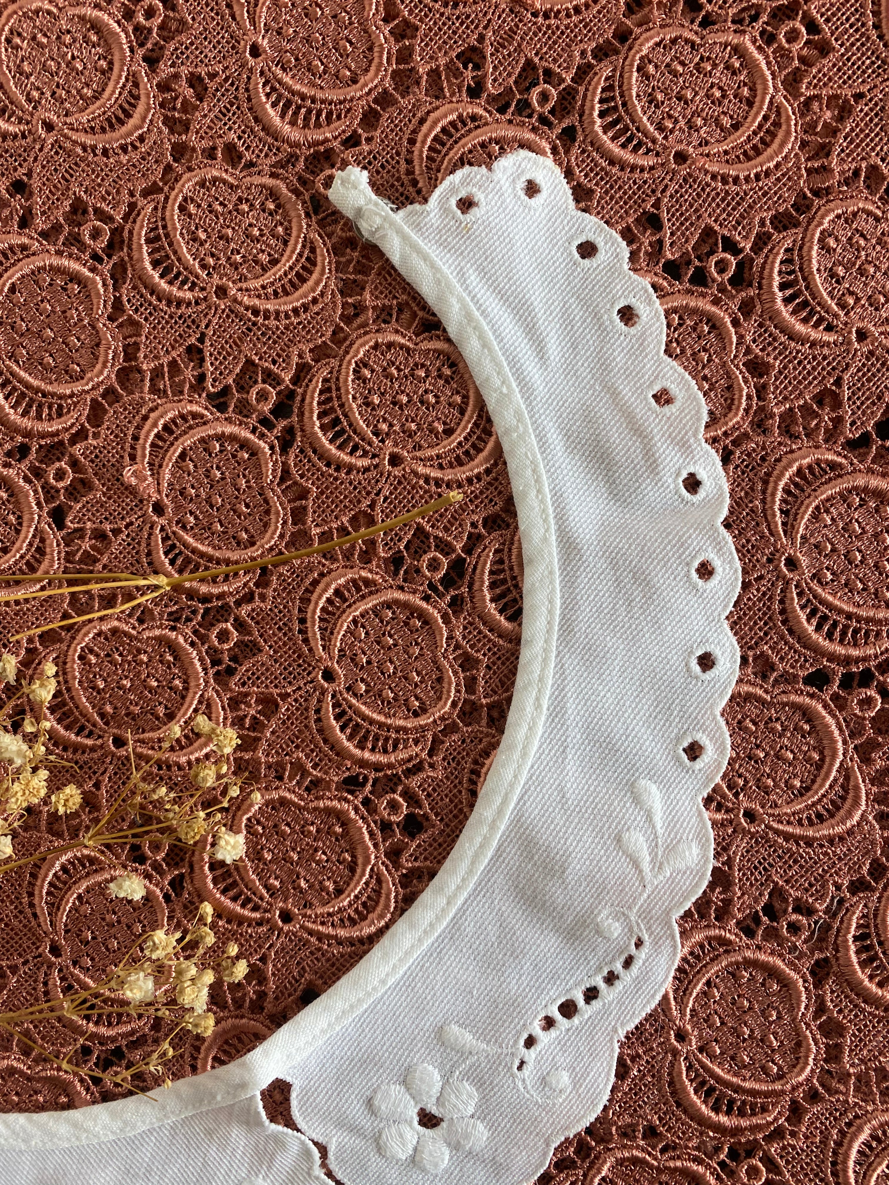 Colletto modello Puritan in cotone ricamato