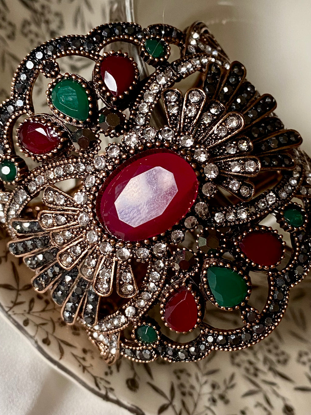 Bracciale rigido etnico con pietre e strass