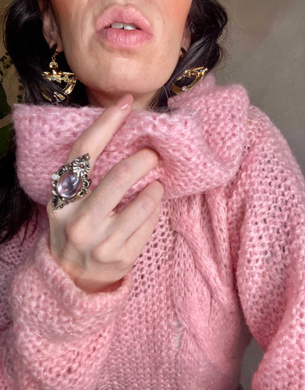 Maglione rosa a uncinetto a collo alto