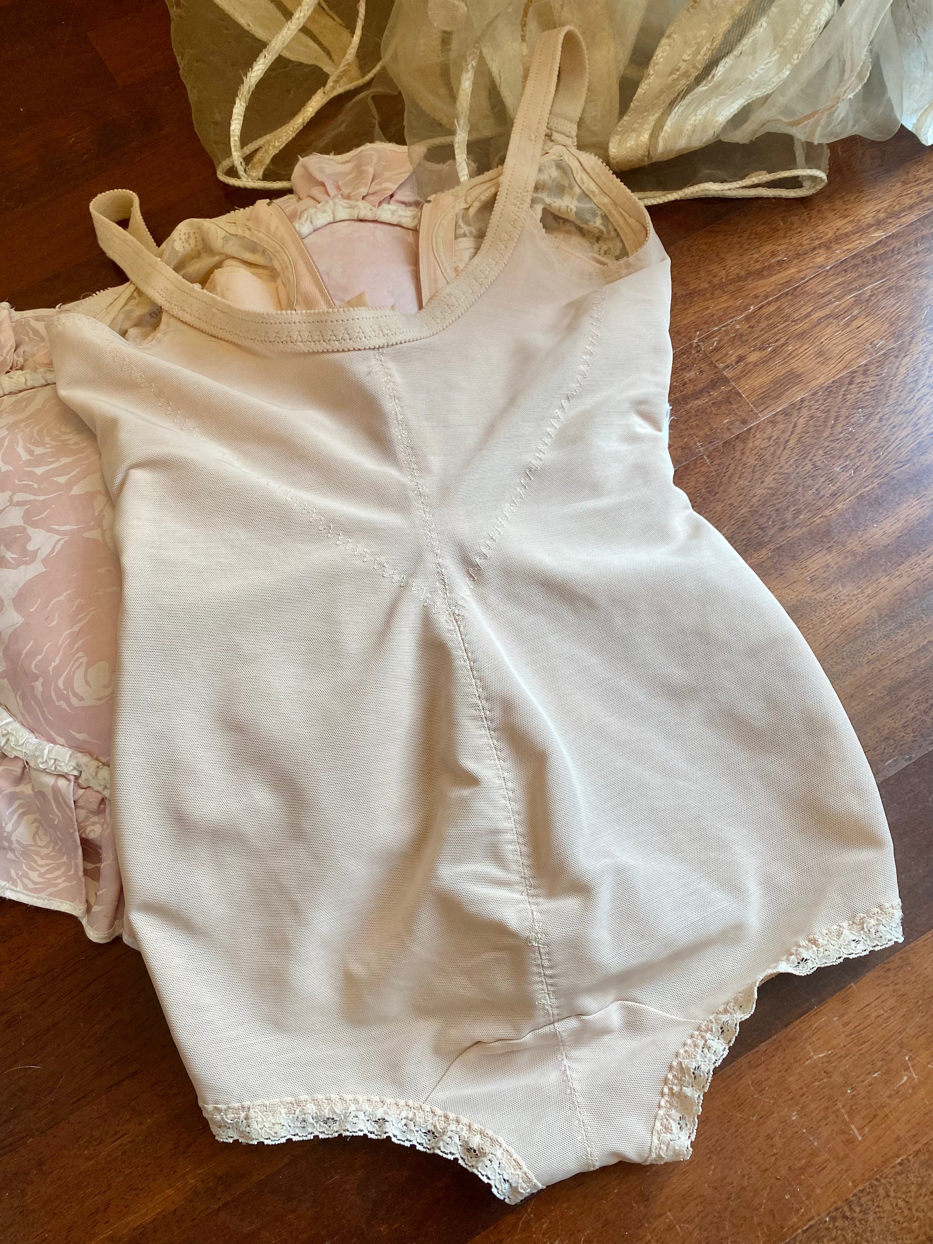 Guaina modellante a proiettile con dettagli in pizzo