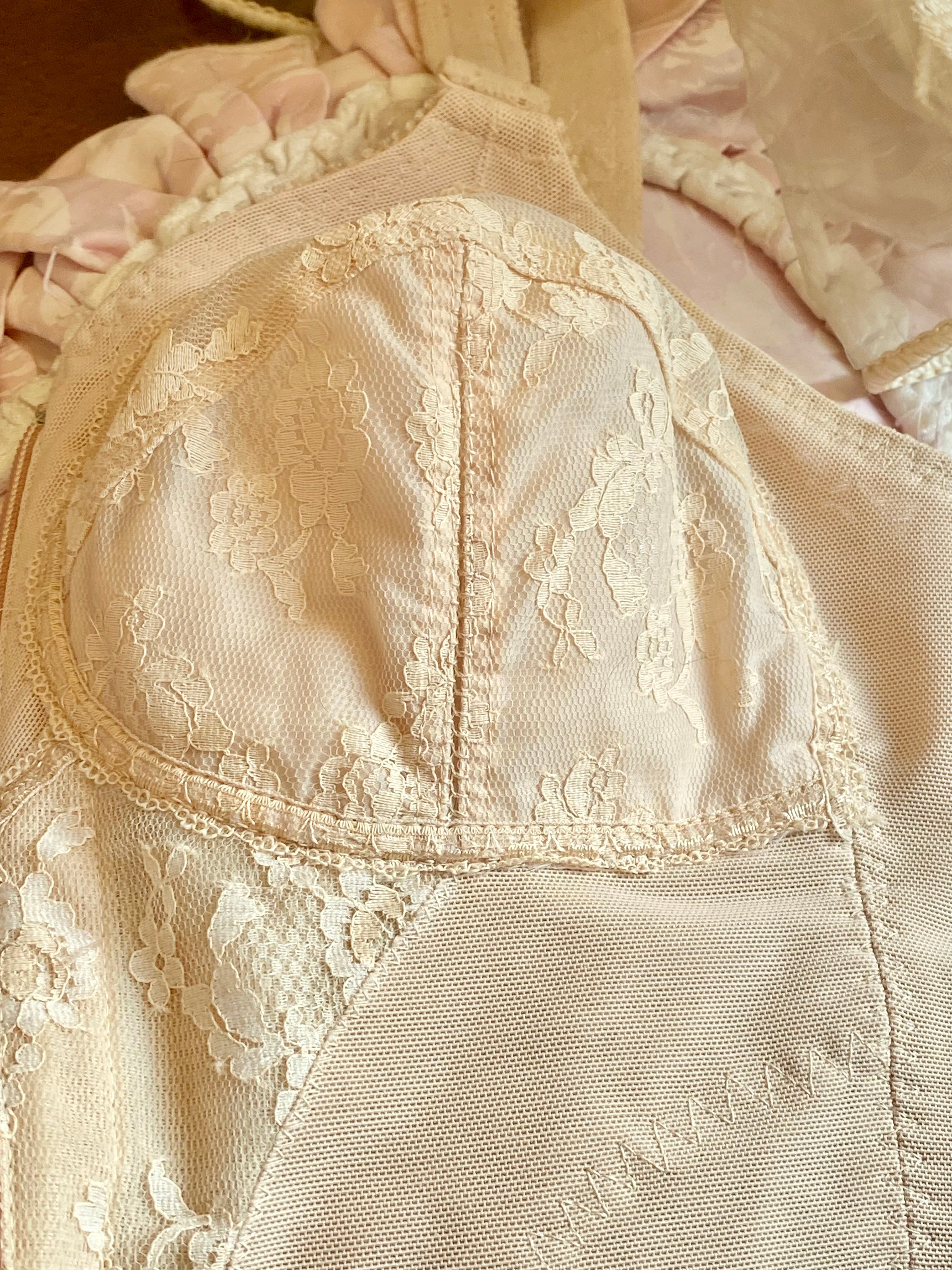 Guaina modellante a proiettile con dettagli in pizzo