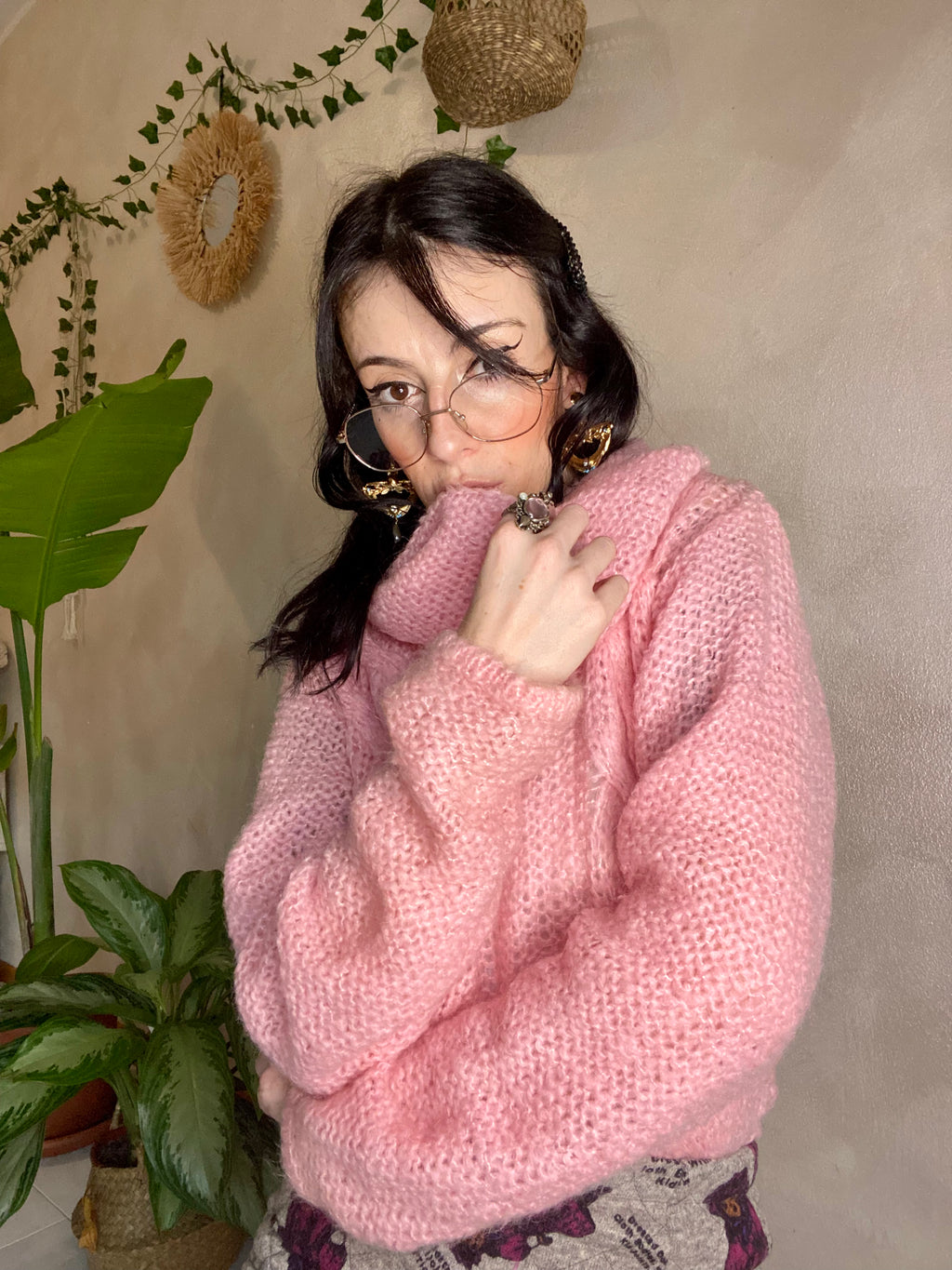 Maglione rosa a uncinetto a collo alto