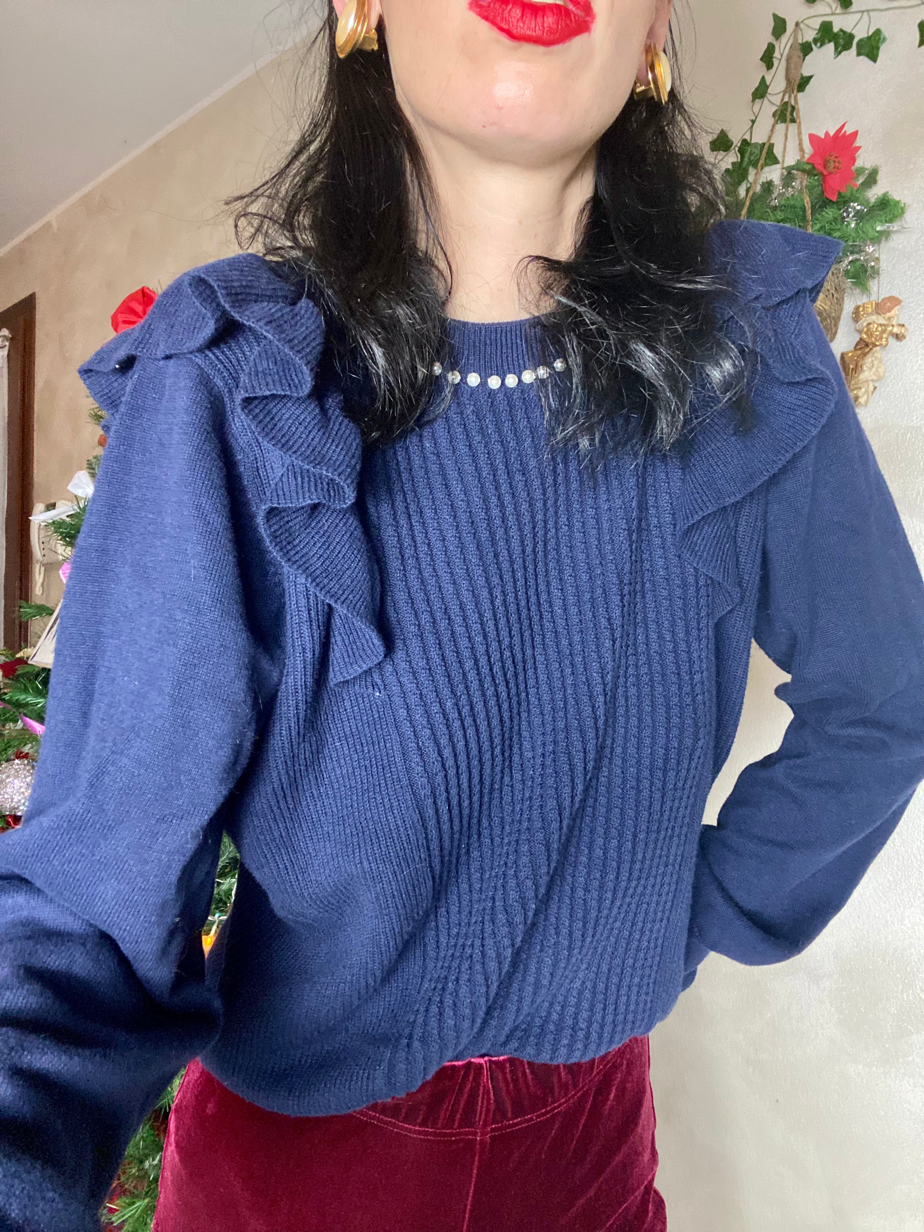 Maglione blu con ruches e collo di perle