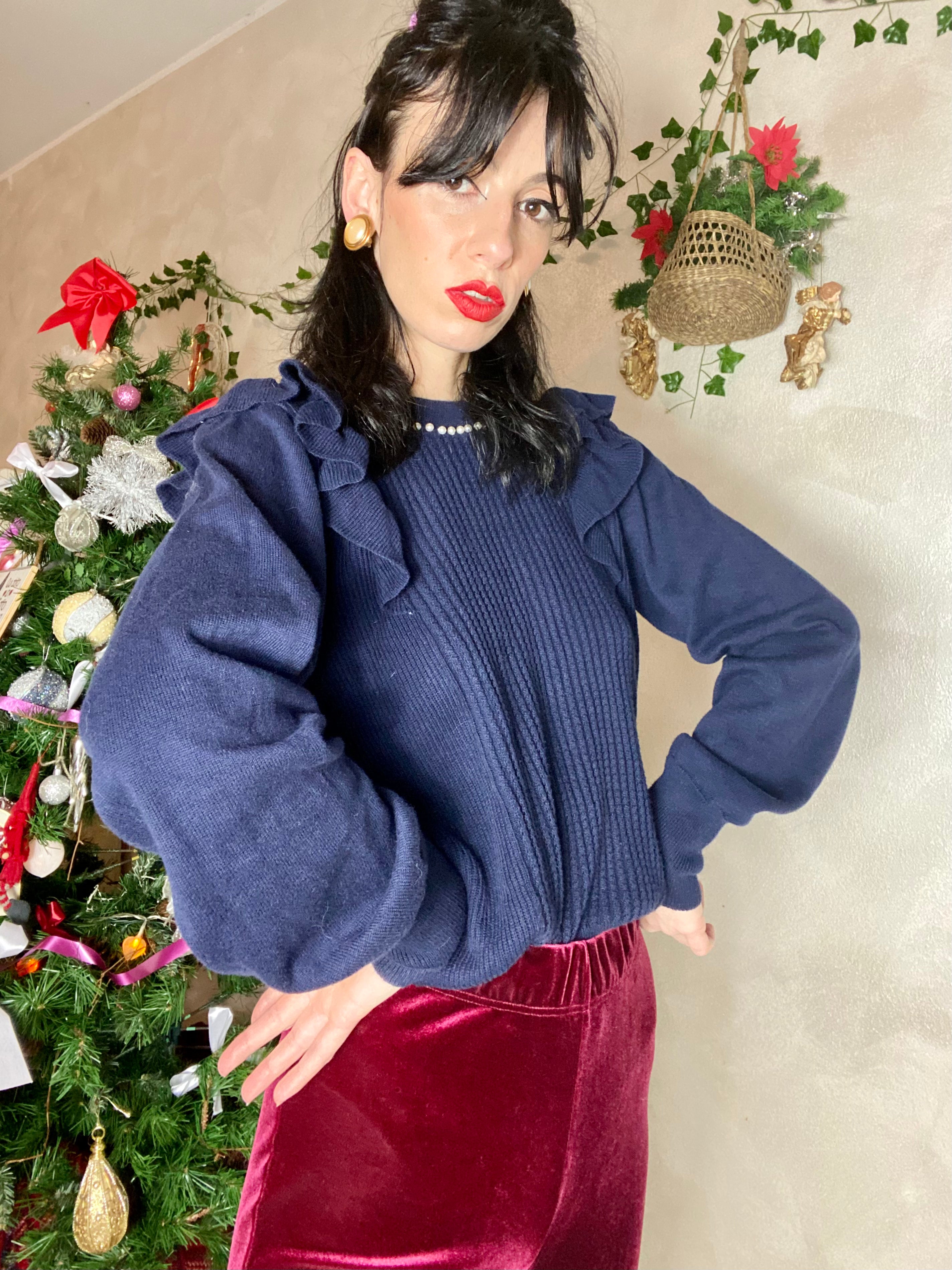 Maglione blu con ruches e collo di perle