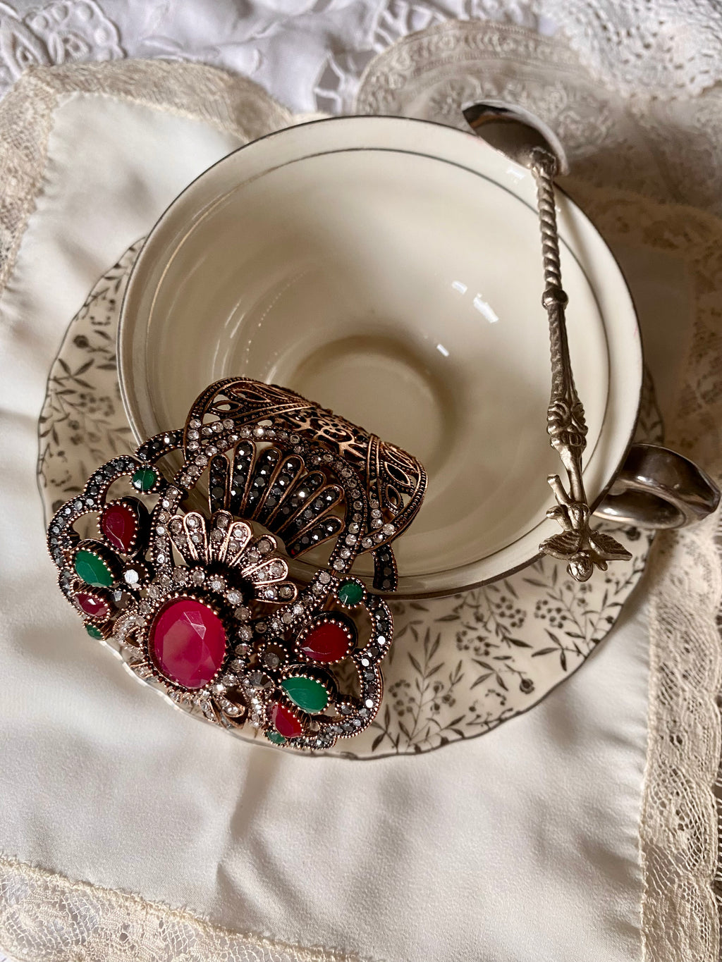 Bracciale rigido etnico con pietre e strass