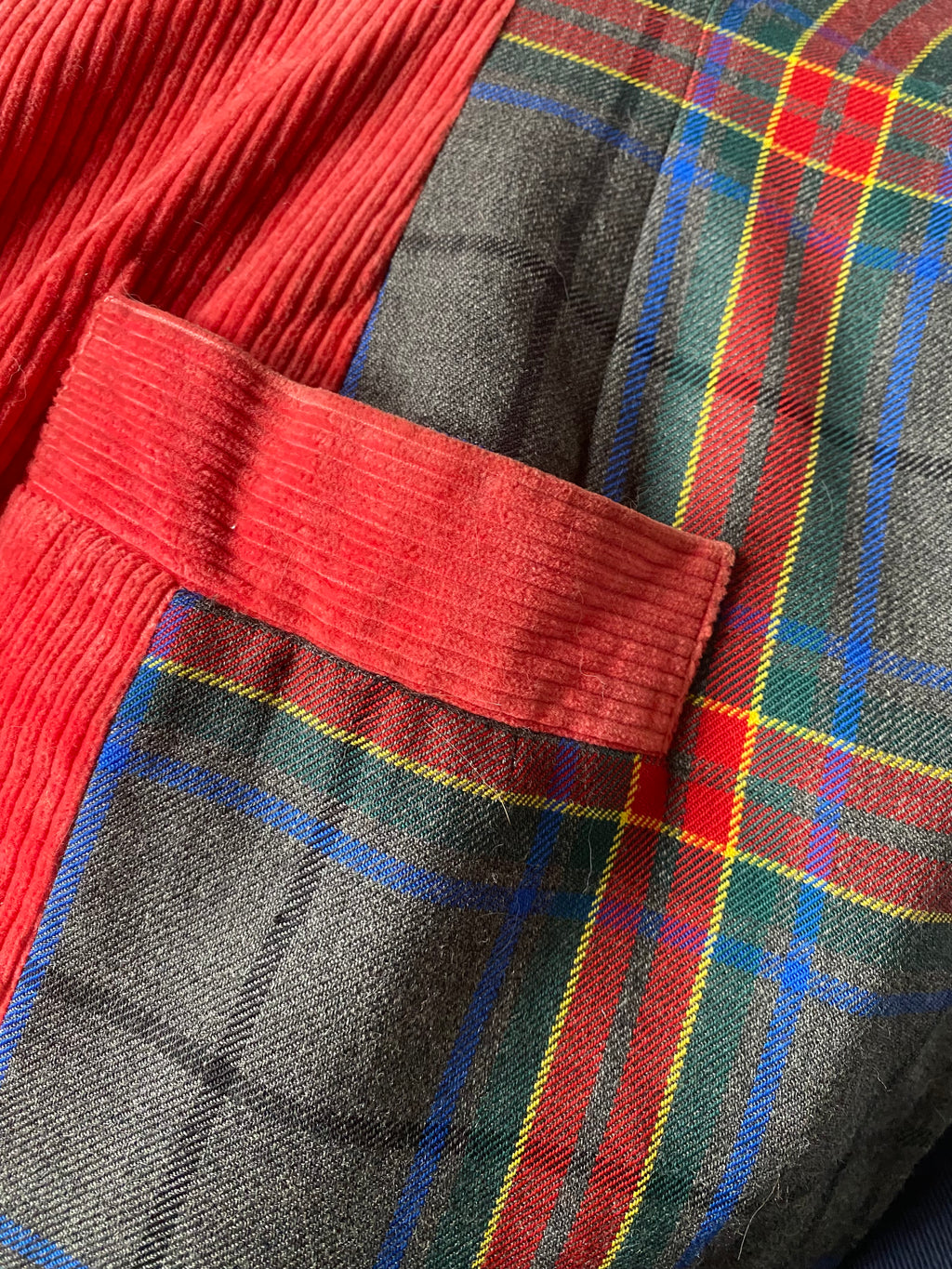 Blazer tartan monopetto con colletto e dettagli in velluto a coste