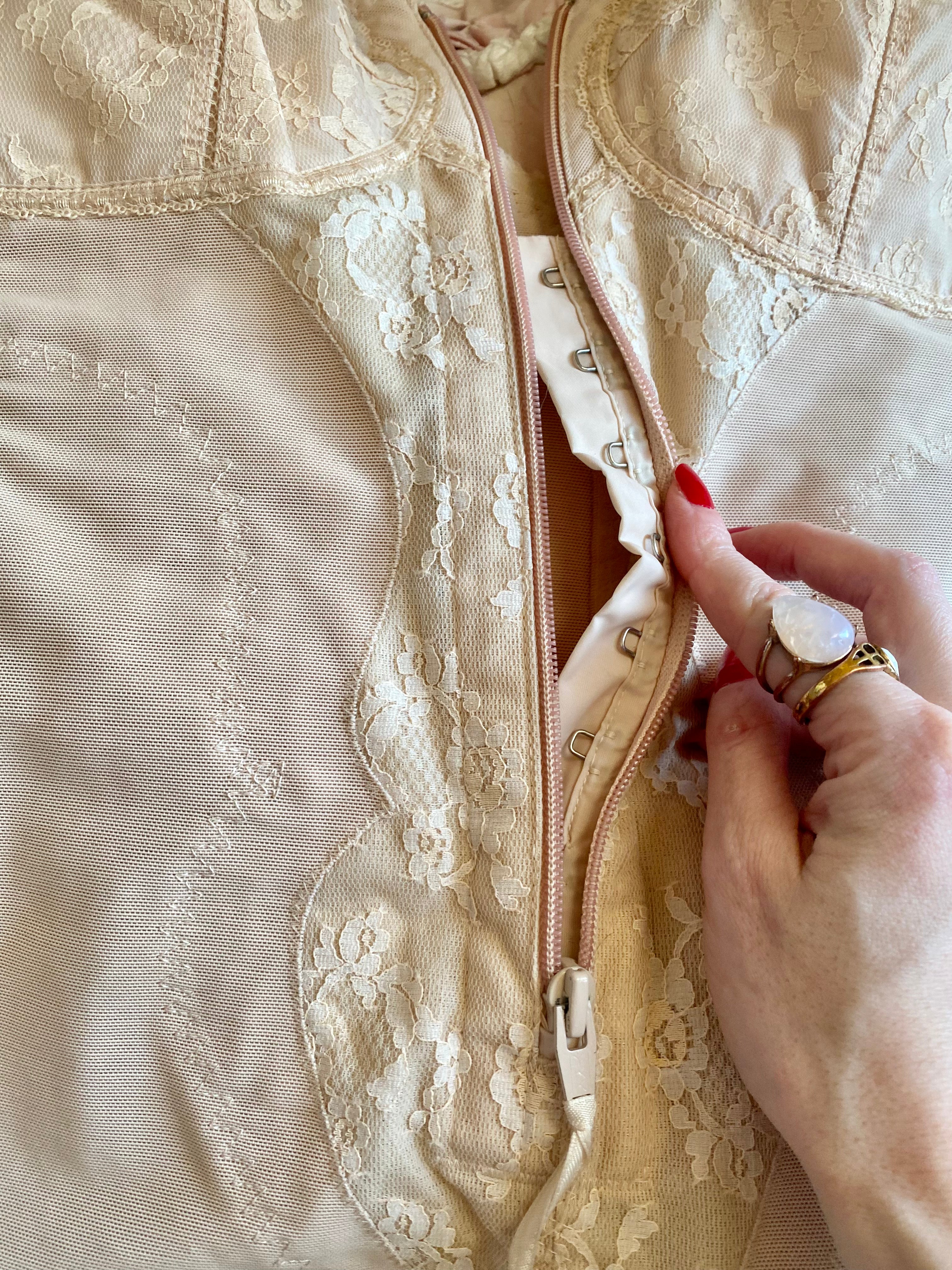 Guaina modellante a proiettile con dettagli in pizzo