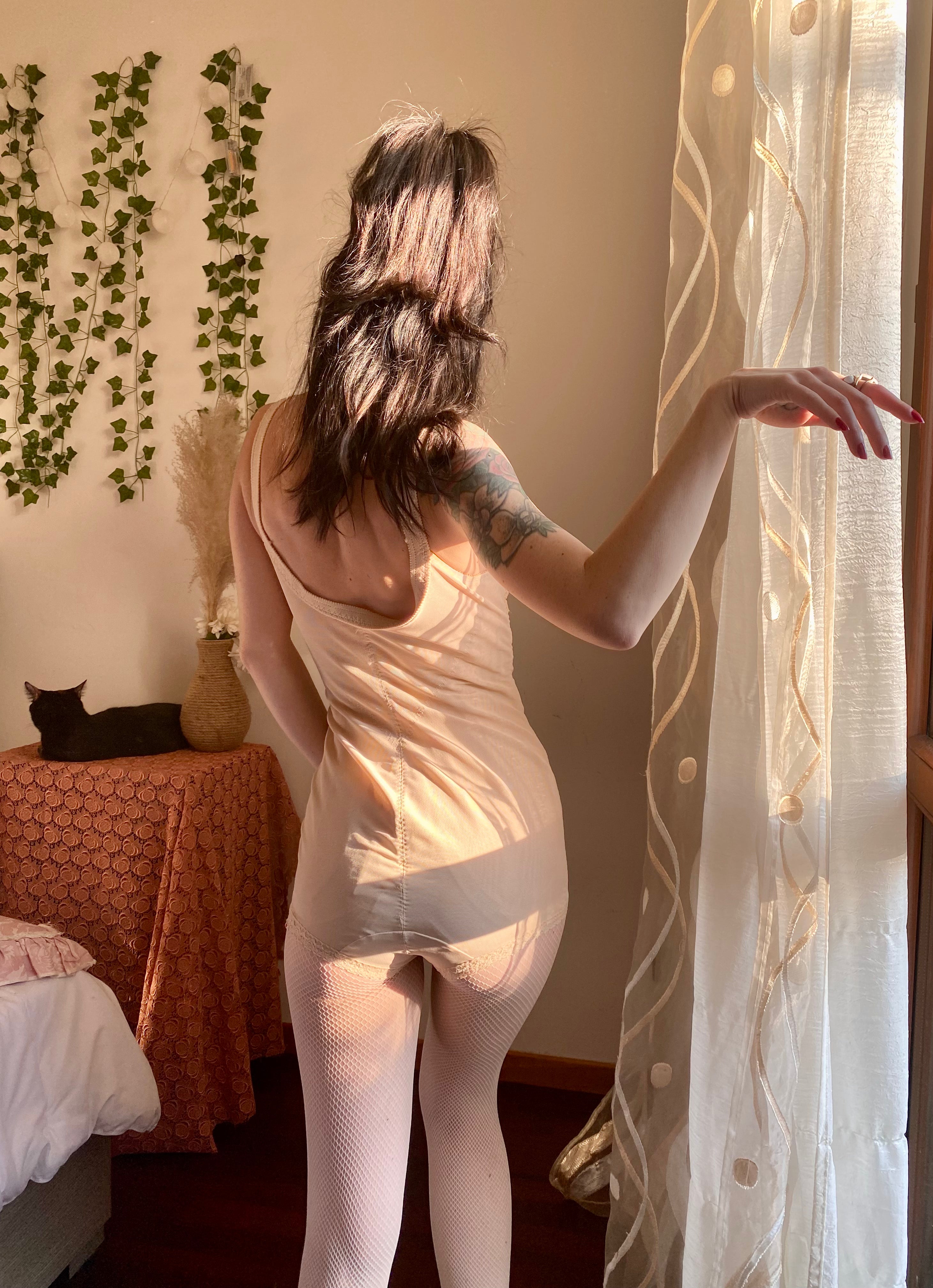 Guaina modellante a proiettile con dettagli in pizzo