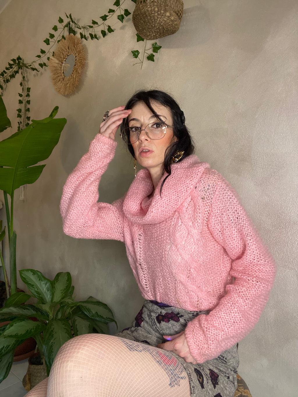 Maglione rosa a uncinetto a collo alto
